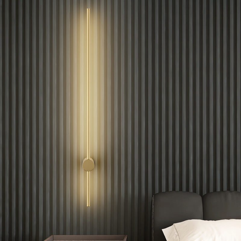 Éclairage mural de forme linéaire en métal
