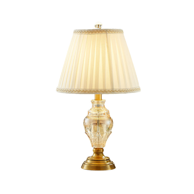 Lampada da comodino beige da scrivania conica in tessuto modernista a 1 lampadina con base in cristallo a urna