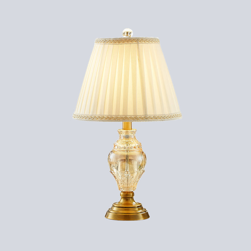 Lampada da comodino beige da scrivania conica in tessuto modernista a 1 lampadina con base in cristallo a urna