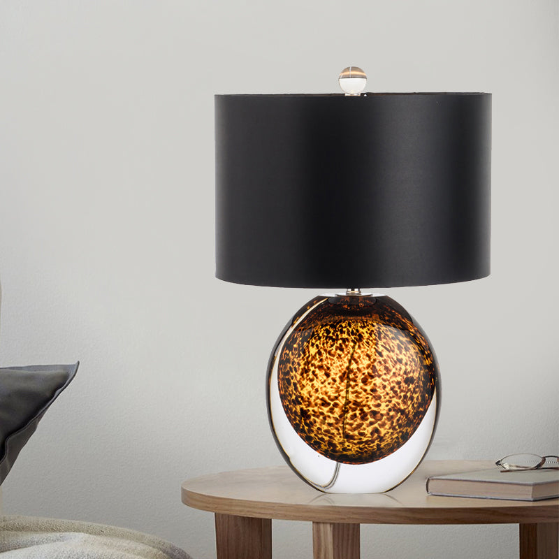 Modernistische Drum Task Lighting Fabric 1-kops kleine bureaulamp in zwart met globe amber geglazuurde kristallen voet