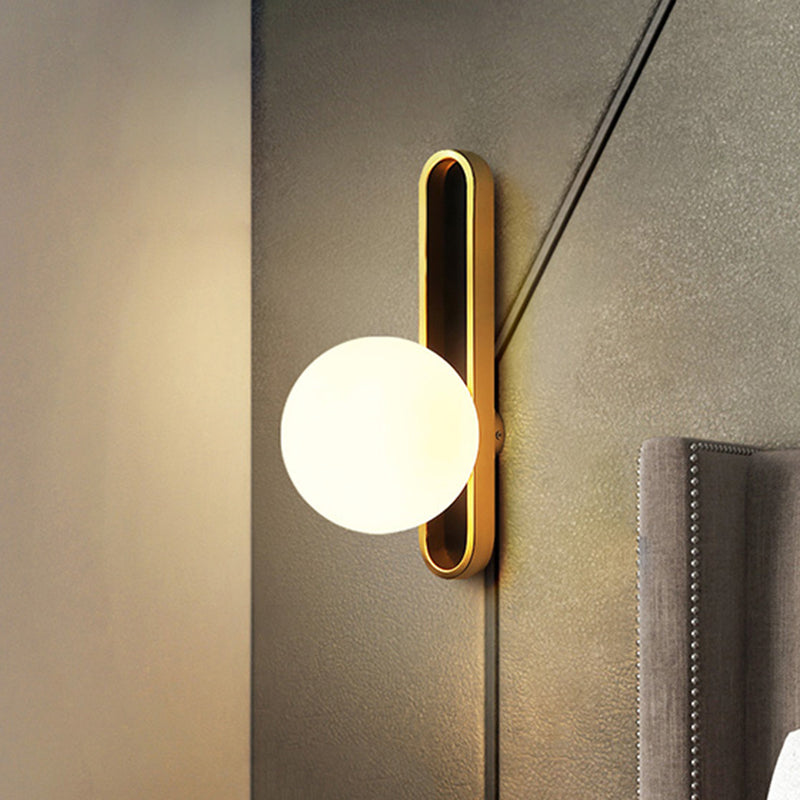 Medio moderno de pared de orbe de orbe de vidrio transparente/crema mini iluminación de montaje de pared en latón en latón