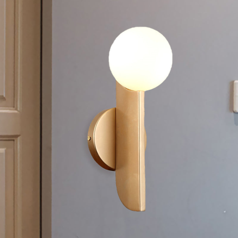 1 luce moderna per finitura in oro moderna a parete d'angolo leggero con sfera di vetro lattiginoso