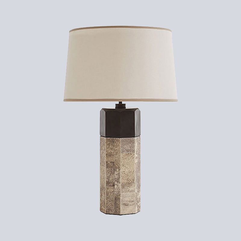 Zeitgenössische sich verjüngende Drum Task Lighting Fabric 1 Head Night Tischlampe in Beige