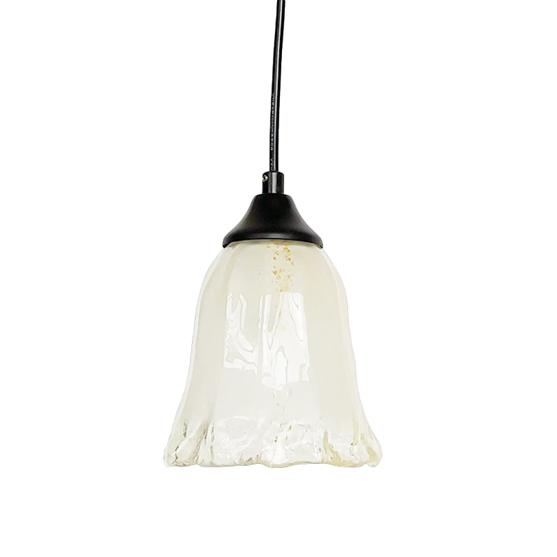 1 salon léger suspendu léger moderniste noir avec une teinte en verre blanc floral