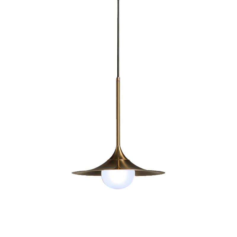 Forme de la corne de fer Éclairage modernisme 1 plafonnier de tête luminaire en laiton avec une teinte en verre de lait orbe