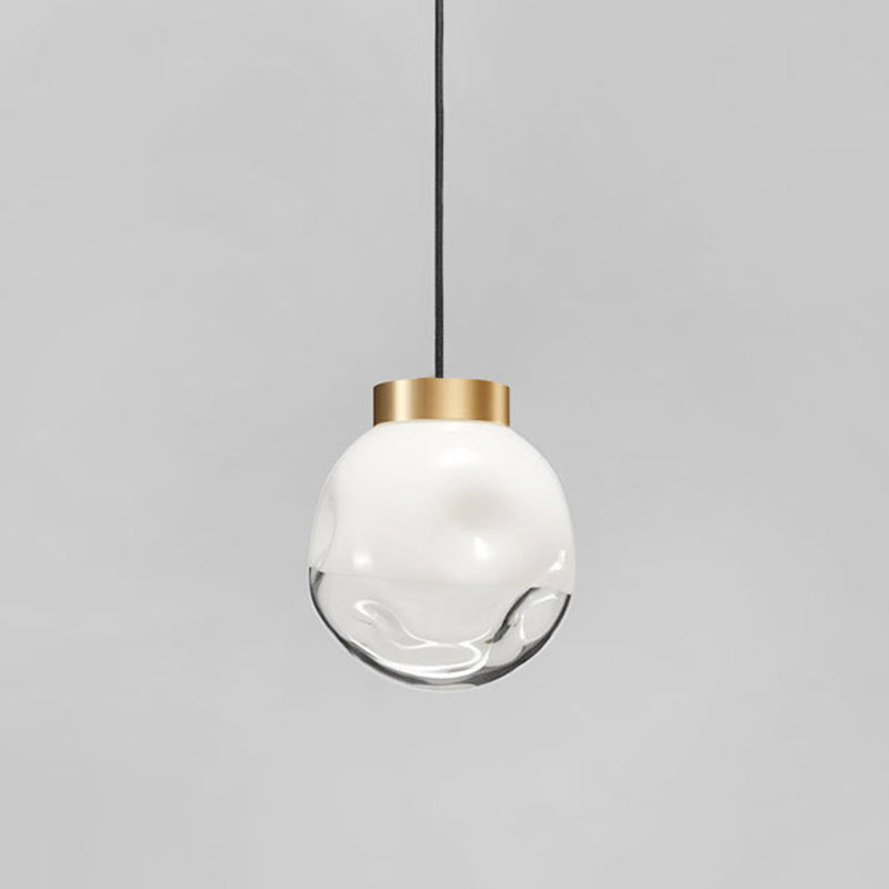 Moderne Globe Hanging Lampe weiße und klare Verleumdung Glas 1-Kopf-Nacht-Anhänger-Deckenleuchte im Messing