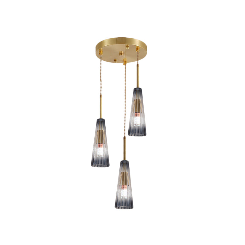 Restaurant à 3 têtes Pendant le pendentif en laiton contemporain en laiton avec une nuance en verre prismatique gris graduel conique