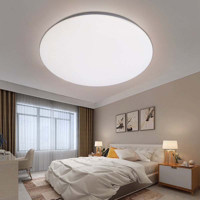1 Light Round Flush Mount Light Modern Style Metal Flush Mount Lamp in White