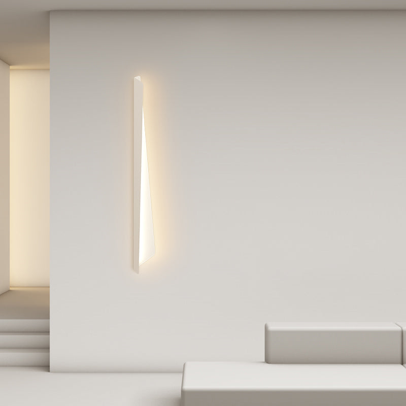 Linear Shape Metal Wall Light Modern Style Single Light Wall Sconce Light in White
