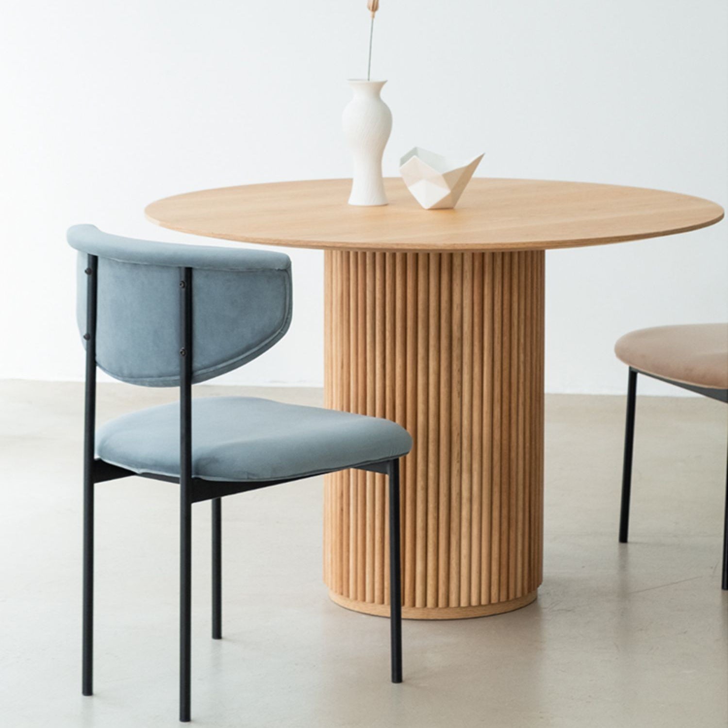 Modern Style Round Dining Table Solid Wood Dining Table for Home