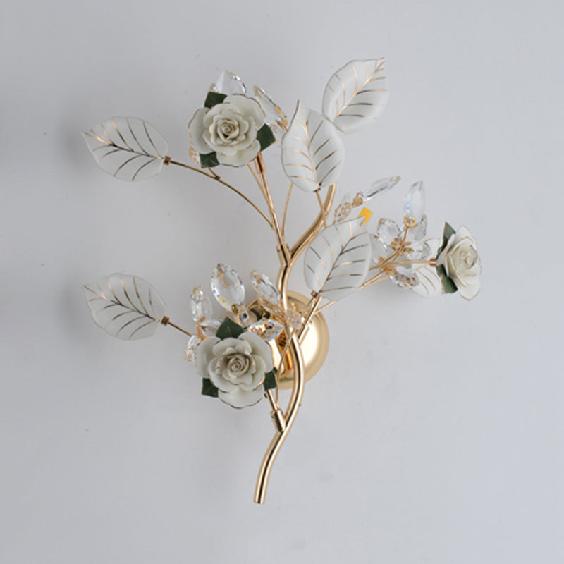 Lodge branche lampe murale céramique et cristal clair 3 bulbes de chambre à coucher lumière avec design de rose et de feuilles en noir / blanc