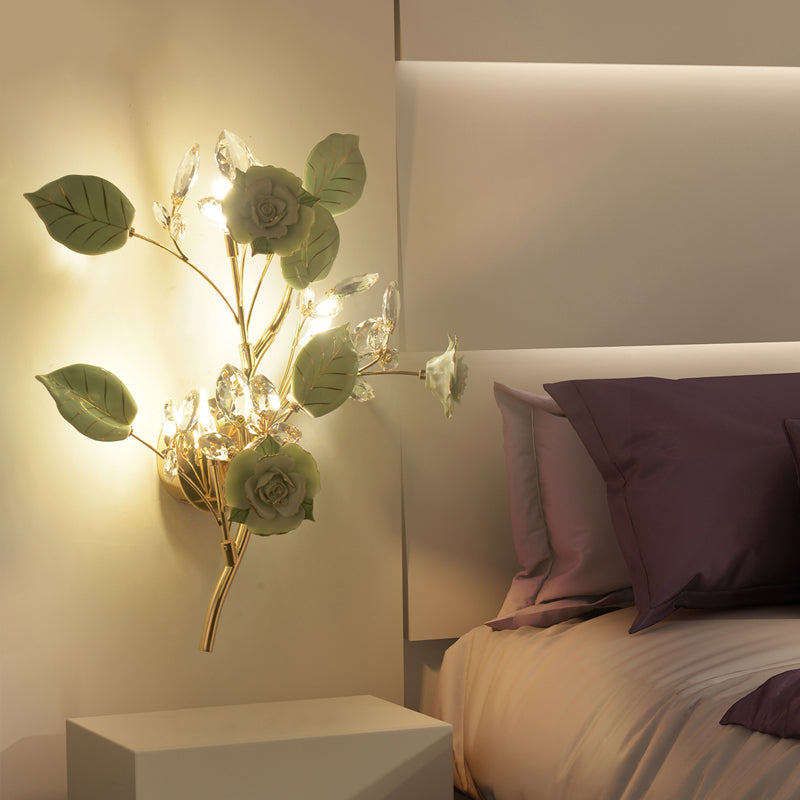 Lodge branche lampe murale céramique et cristal clair 3 bulbes de chambre à coucher lumière avec design de rose et de feuilles en noir / blanc