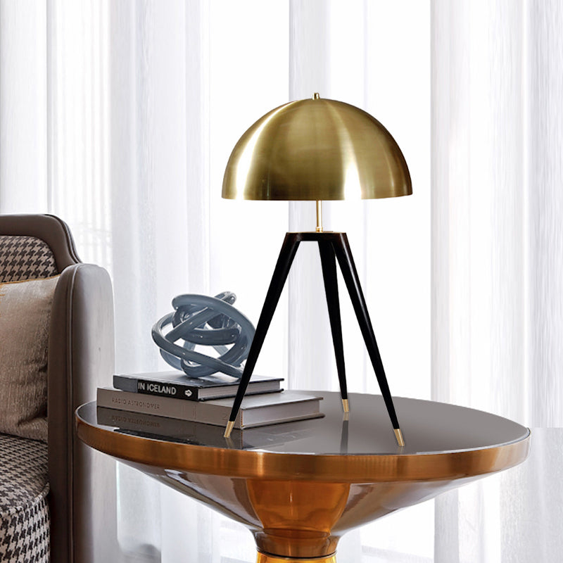 Lampe de table en forme de dôme au fini doré, lampe de table métallique contemporaine à 1 lumière avec trépied pour le salon