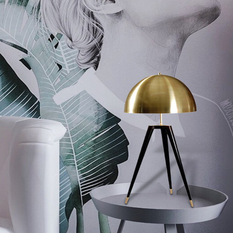Lampe de table en forme de dôme au fini doré, lampe de table métallique contemporaine à 1 lumière avec trépied pour le salon