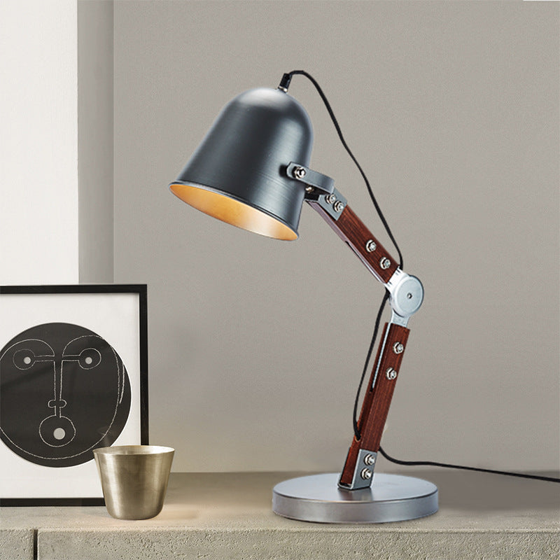 Luz de mesa de campana industrial 1 Lámpara de escritorio de enchufe metálico de bombilla en negro con brazo de madera oscilante
