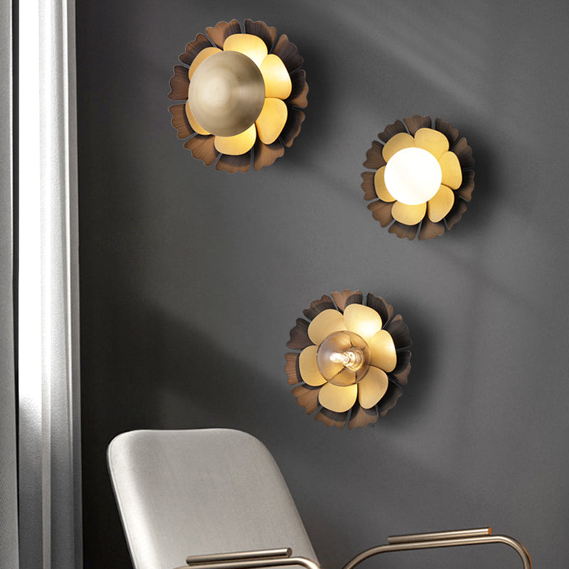 Postmodern Metal Wall Sconce Flower Shape Wall Light for Bedroom
