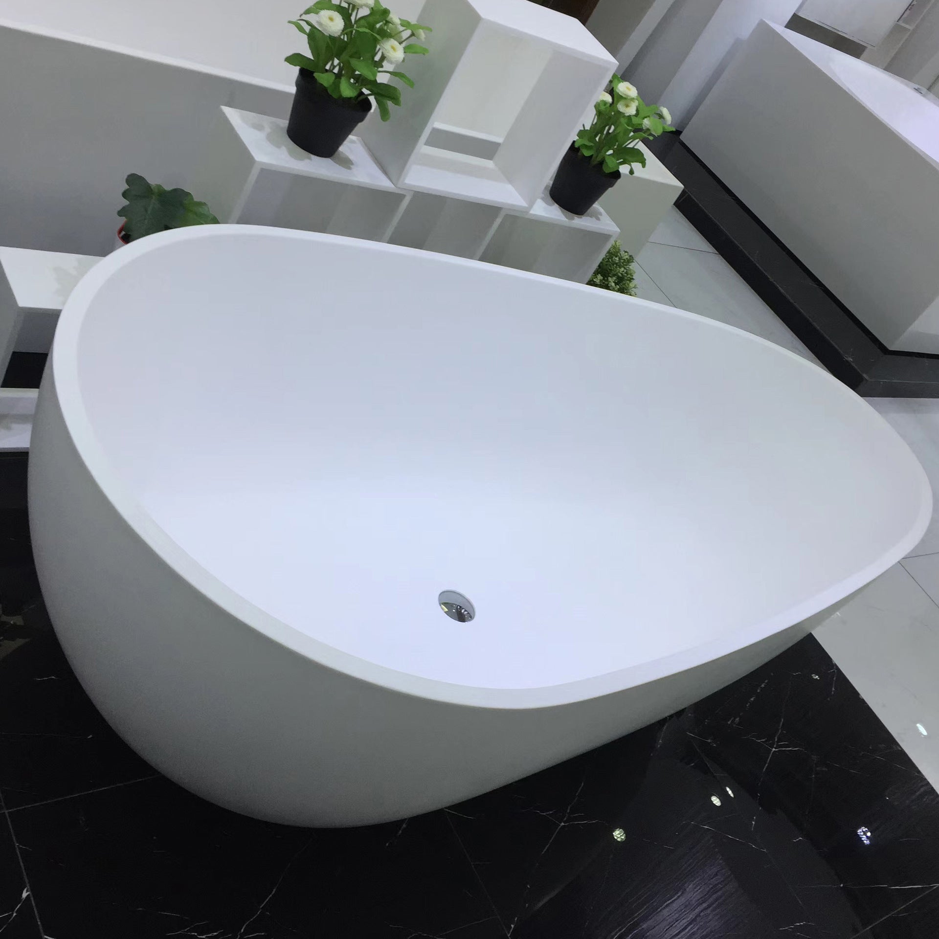White Acrylic Oval Bathtub Freestanding Soaking Bath Tub with Center Drain