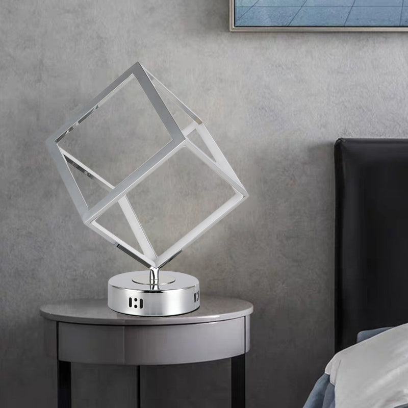 Lampada da comodino a LED a LED Minimalista LED Minimalista in metallo con cromo con base rotonda