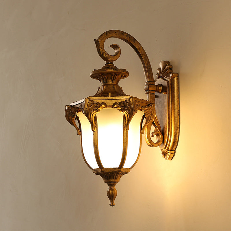 Lampada di foglie di applique esterni di ghianda in vetro bianco 1 leggero lampada da parete di finitura nera/ottone con braccio turbinale