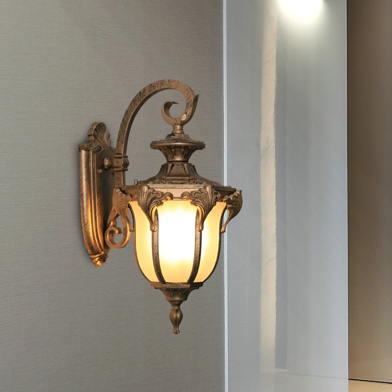 Lampada di foglie di applique esterni di ghianda in vetro bianco 1 leggero lampada da parete di finitura nera/ottone con braccio turbinale