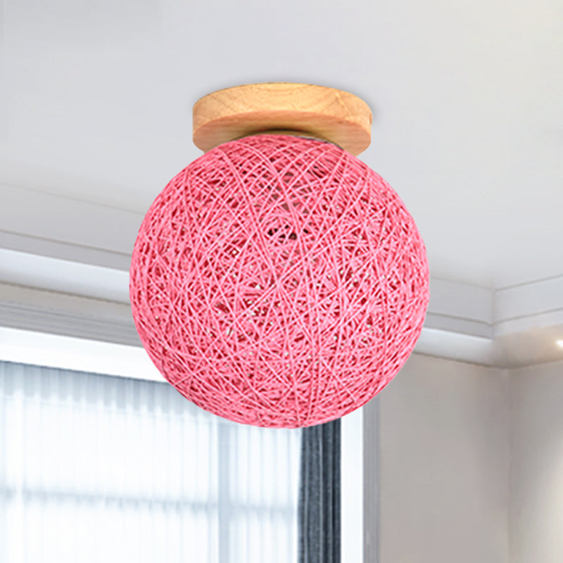Lámpara de techo de pasillo de 1 cabezal tejida a mano de estilo moderno con pantalla esférica de ratán de 6"/8" de ancho en rojo/rosa