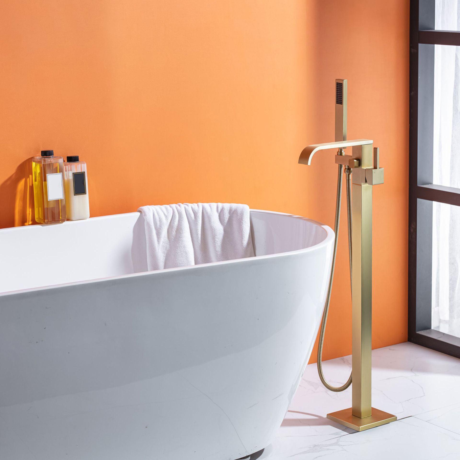 Floor Mounted Tub Spout 1 Handle Freestanding Bathtub Faucet with Handshower