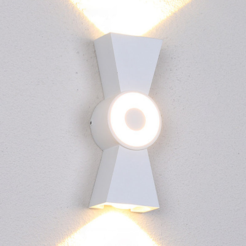 Contemporary Wall Light in Black / White Aluminum Wall Mount