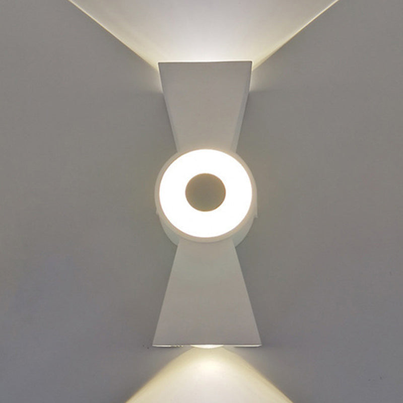 Contemporary Wall Light in Black / White Aluminum Wall Mount