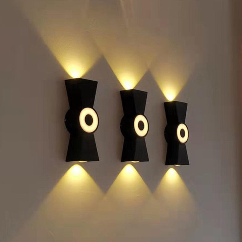 Contemporary Wall Light in Black / White Aluminum Wall Mount