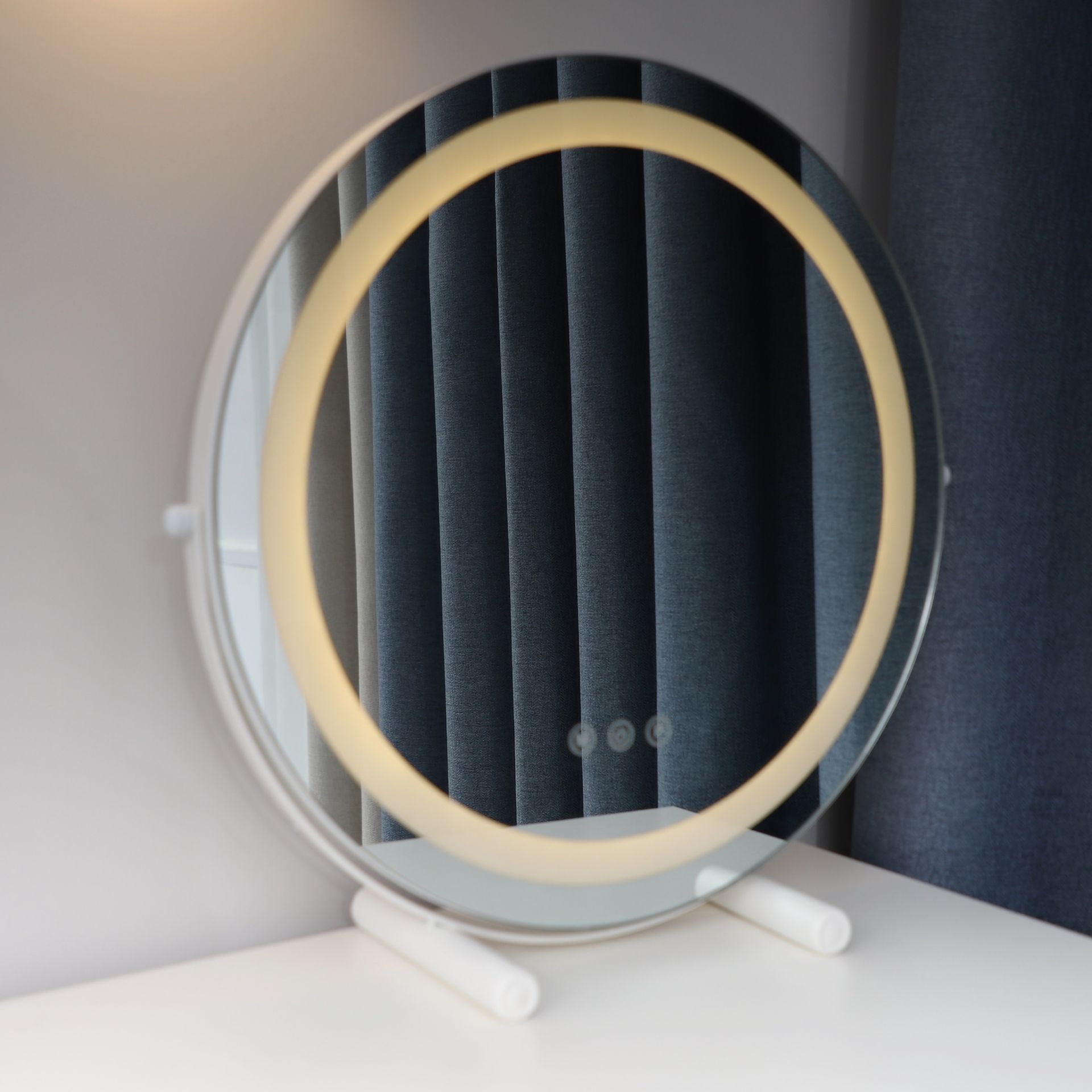 White Solid Wood Makeup Vanity Desk Table with Drawers for Bedroom