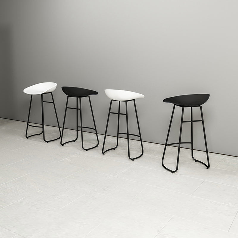 Industrial Armless Bar Stool Plastic Dining Stool with Metal Base