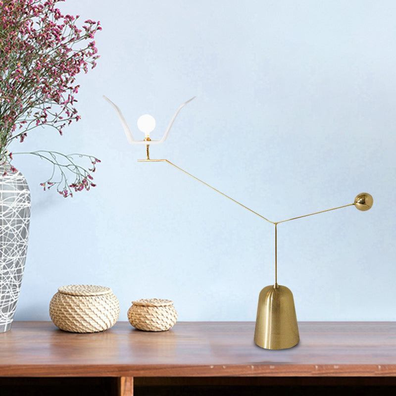 Lampada da tavolo lineare ad angolo metallico Lampada da comodino modernista a LED con finitura dorata per casa da tè