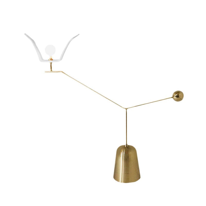Lampada da tavolo lineare ad angolo metallico Lampada da comodino modernista a LED con finitura dorata per casa da tè