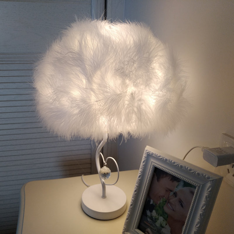 Éclairage de table de plumes Modernisme Tissu 1-Light Light Stringtand Lampe en blanc avec gouttelette en cristal