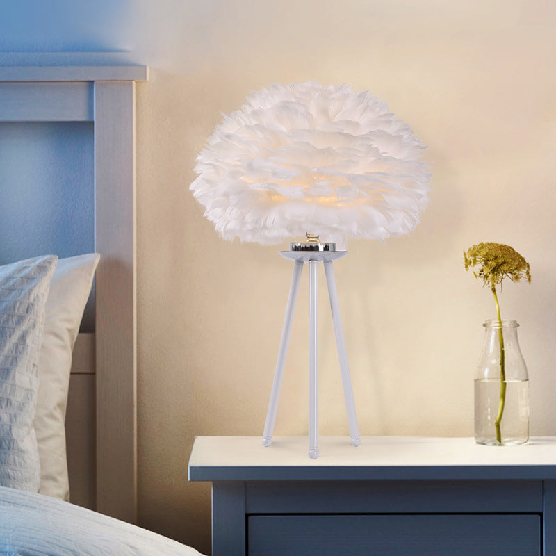 Tableau de plumes moderniste tissu léger 1-Light Triptestand lampe en blanc avec une base de trépied