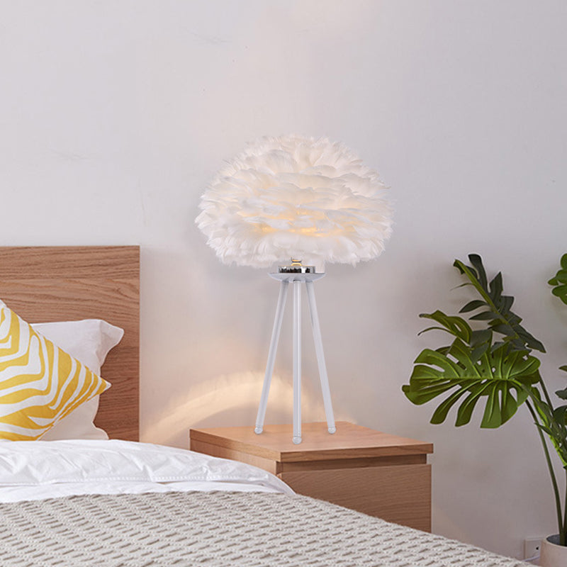 Tableau de plumes moderniste tissu léger 1-Light Triptestand lampe en blanc avec une base de trépied