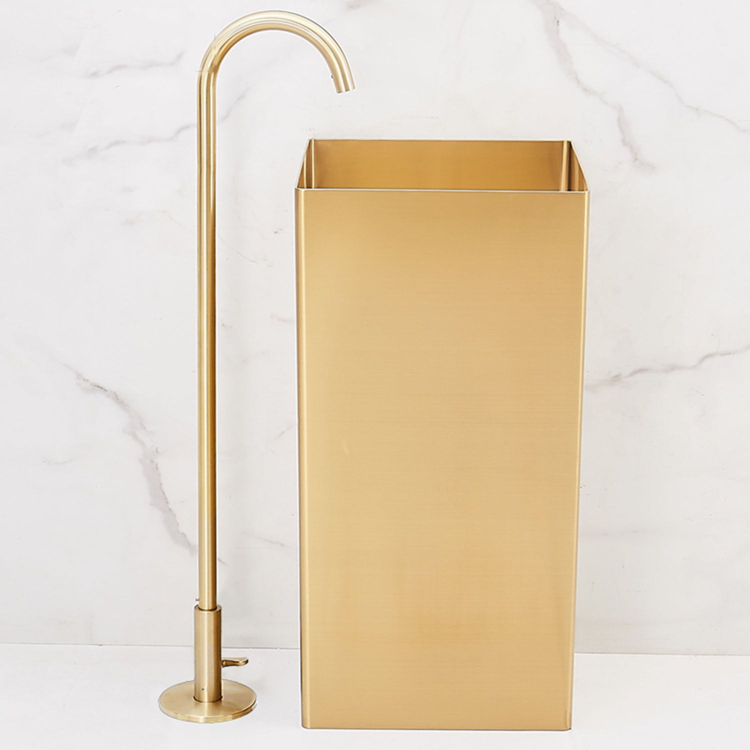 Contemporary Brass Freestanding Bathtub Faucet High Arc Bathtub Faucet