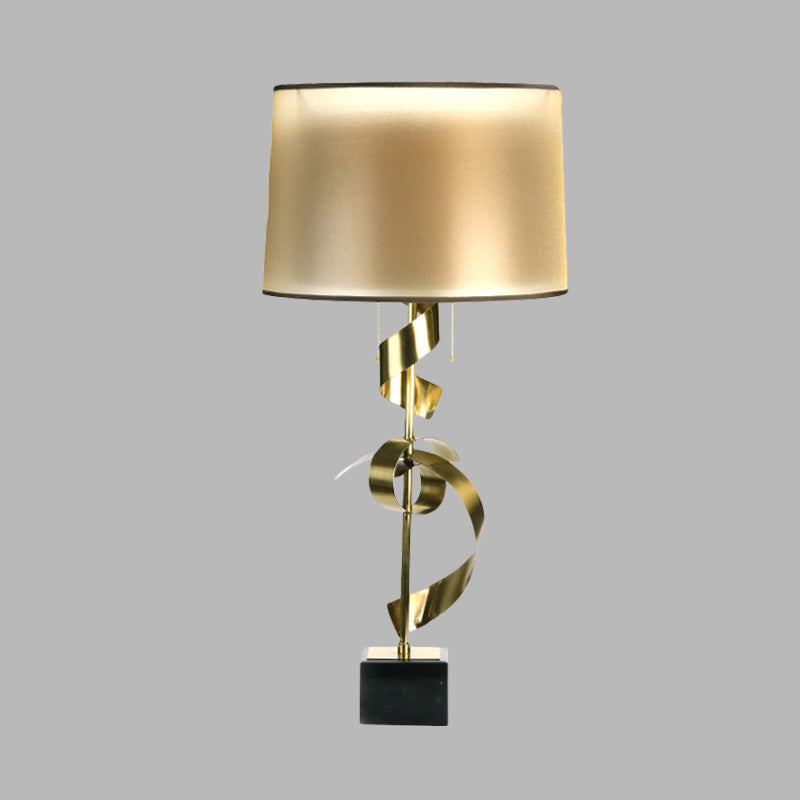 Lámpara de mesa de tela de oro de 1 linda de escritorio de cinta de seda de metal con cadena de extracción