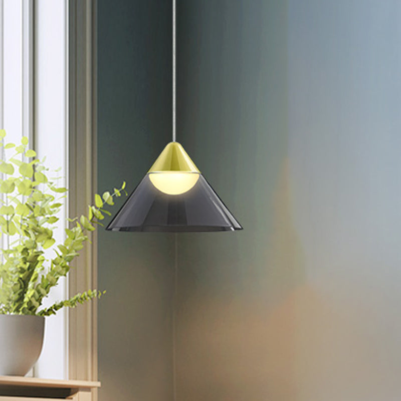 Nordic 1 Suspension de bulbe Light Gol Cone Pendante avec une nuance en verre gris fumé pour salle à manger