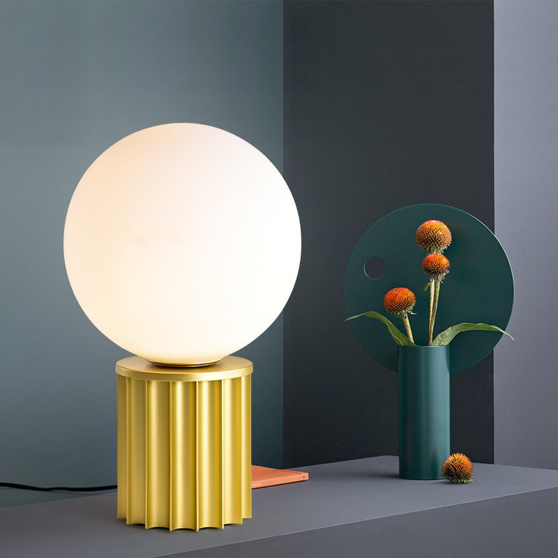 Post modern buistafel licht metaal 1 bol 8 "/12" w woonkamer kleine bureaubramp in goud met bal opaalglasschaduw