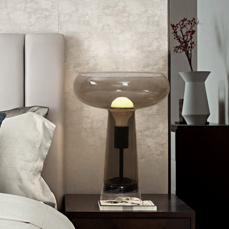 Éclairage de bureau en forme de tasse à vin, lampe de table de chambre à coucher moderne en verre gris fumé à 1 ampoule en noir