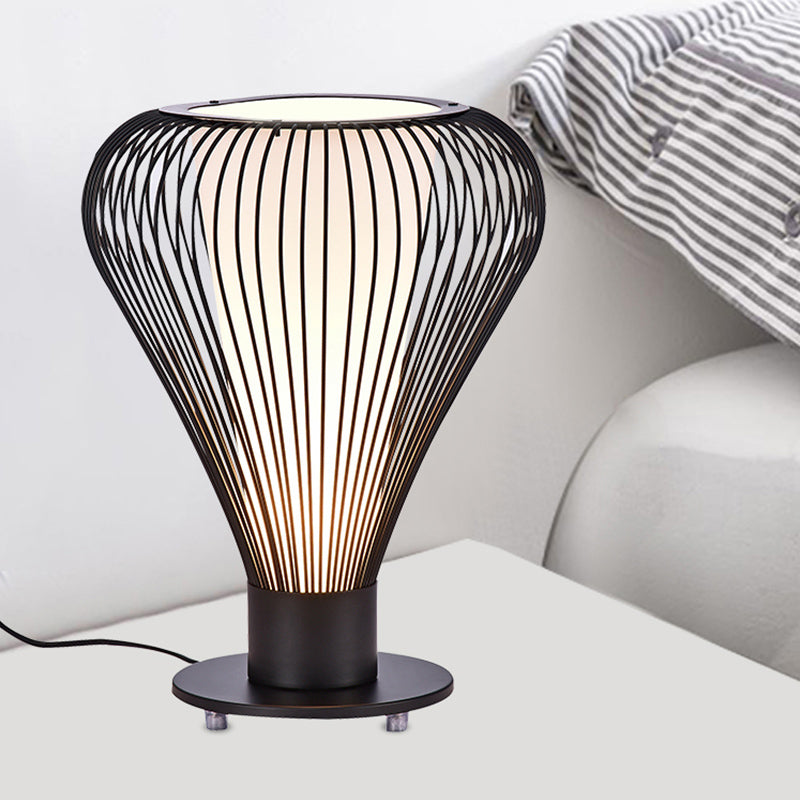 Iron Pear Cage Kleine bureaulamp Modernisme 1 kop LED-leeslamp met zwarte afwerking en kegelvormige witte glazen kap aan de binnenkant