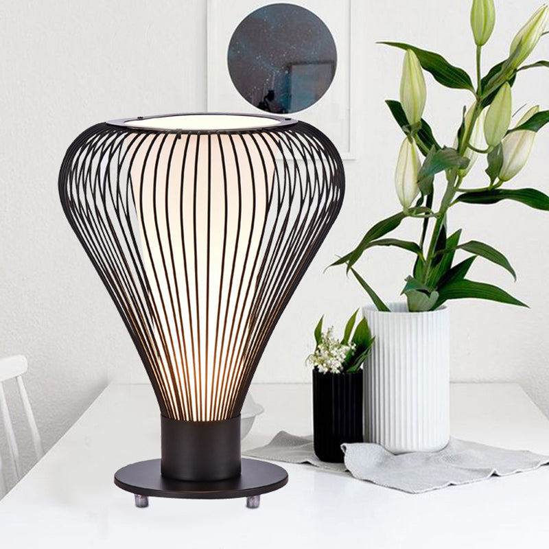 Iron Pear Cage Kleine bureaulamp Modernisme 1 kop LED-leeslamp met zwarte afwerking en kegelvormige witte glazen kap aan de binnenkant