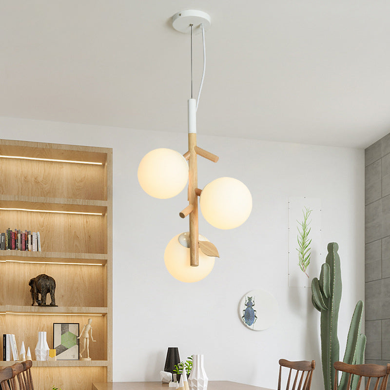 Lampadario a sfera modernista in vetro glassato bianco 2/3 teste sala da pranzo lampada a soffitto in legno con branca verticale
