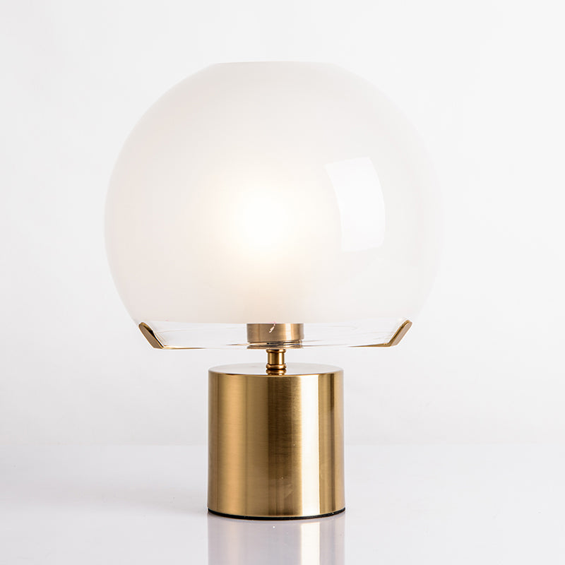 Lampada da tavolo a cupola con finitura dorata, lampada da notte post moderna in vetro bianco latte a luce singola