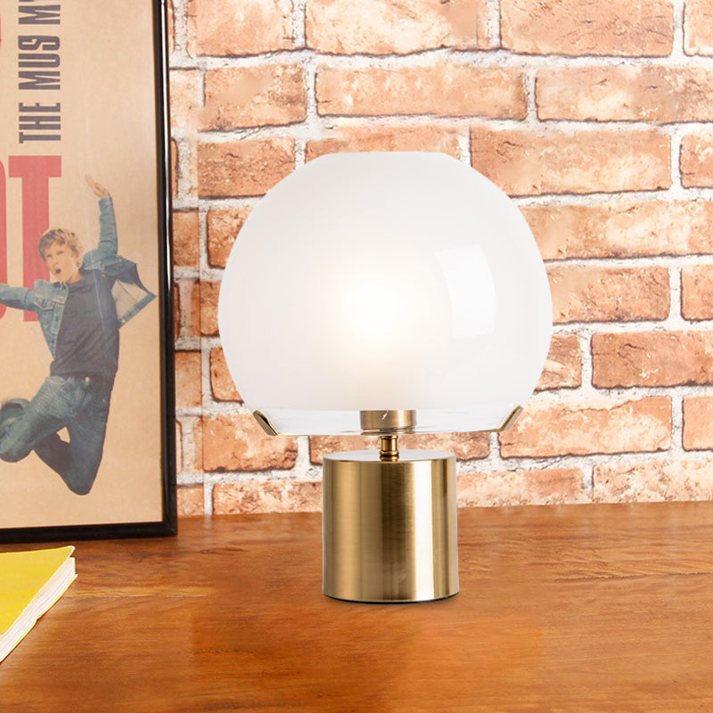 Lampada da tavolo a cupola con finitura dorata, lampada da notte post moderna in vetro bianco latte a luce singola