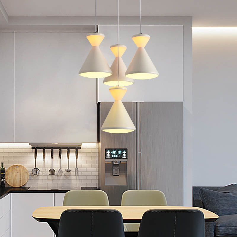 4 têtes Coup de salle à manger grappe pendente Light moderniste LED BLANC PROSDE LEMPORT AVEC SOURGLASS CHAPE ACRYLIQUE