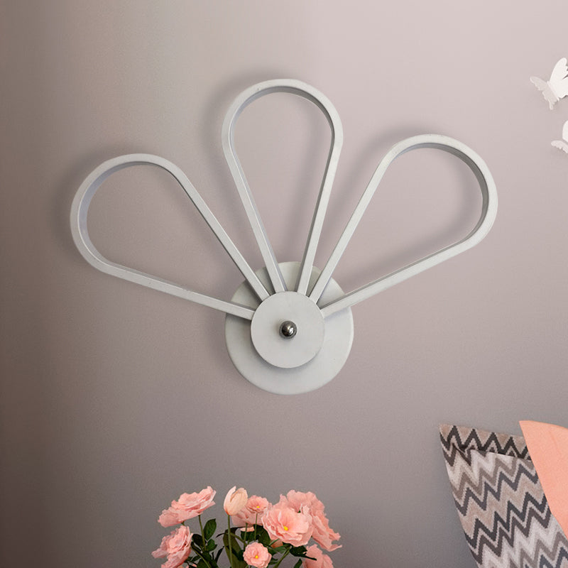 Clover Shaped Bedroom Wall Mount Lighting Acrylic LED Modernist Wall Sconce Lamp in White
