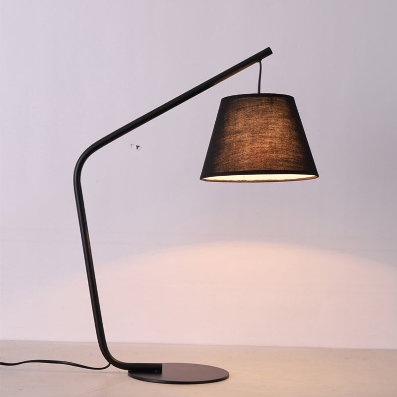 Lampada da tavolo moderna in tessuto conico con 1 lampadina da comodino in nero con braccio curvo per camera da letto