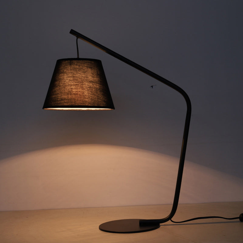 Lampada da tavolo moderna in tessuto conico con 1 lampadina da comodino in nero con braccio curvo per camera da letto